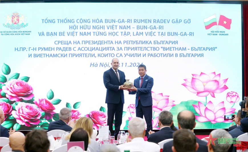 Tổng thống Bulgaria Rumen Radev gặp gỡ bạn bè Việt Nam từng học tập, làm việc tại Bulgaria