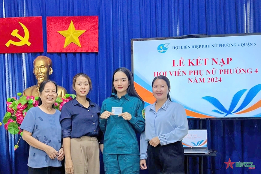 Hội viên phụ nữ gác việc riêng tình nguyện nhập ngũ