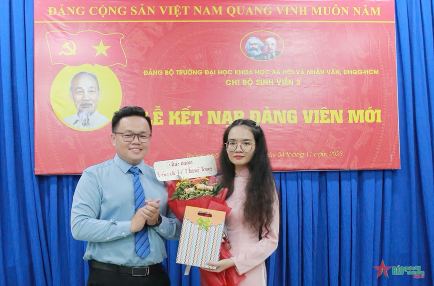 Hội viên phụ nữ gác việc riêng tình nguyện nhập ngũ