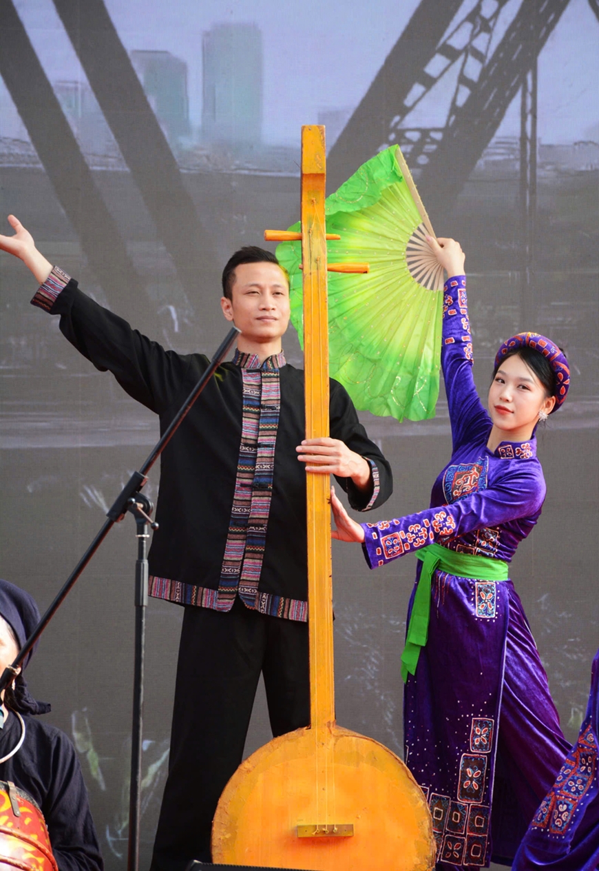Tiết mục múa cùng đàn tính.