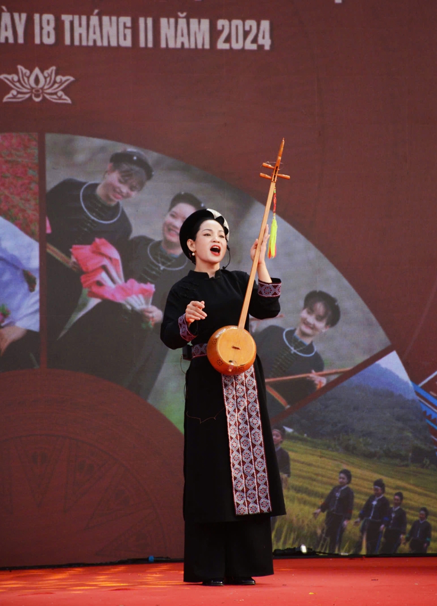 Nữ nghệ nhân trẻ tâm huyết với then.