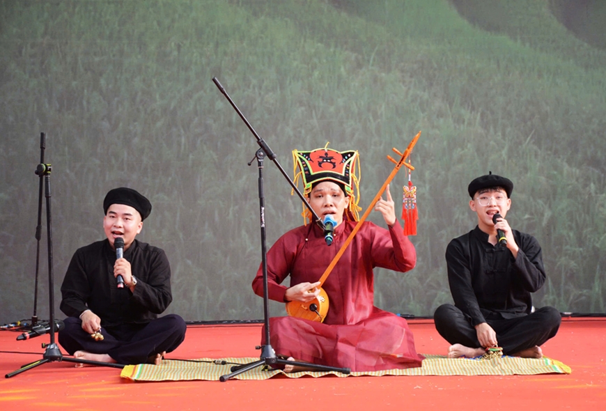 Tam ca nam biểu diễn then cổ