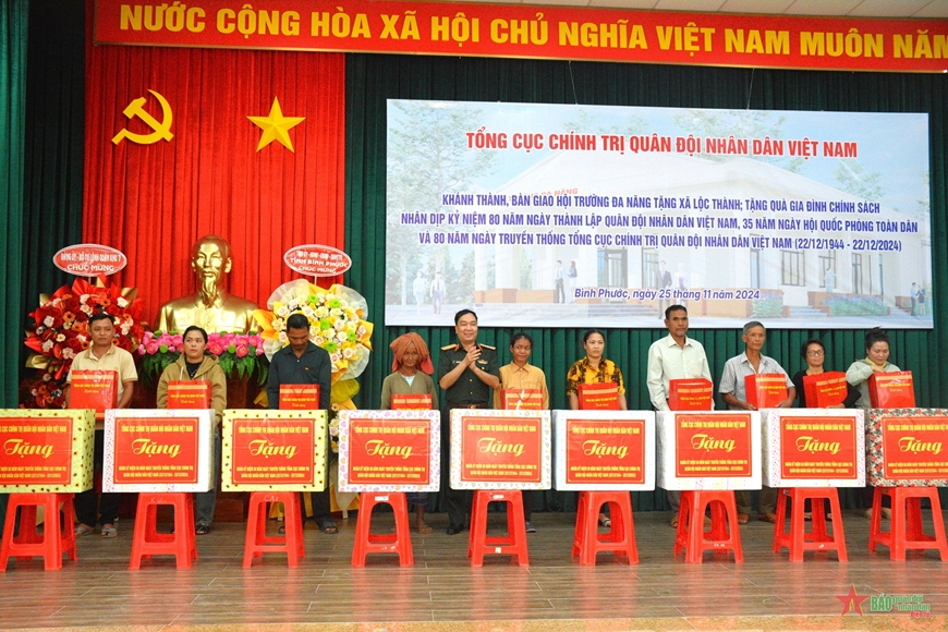 Đoàn công tác Tổng cục Chính trị dâng hương, trao nhà tình nghĩa tại Bình Phước