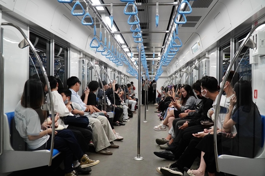 Háo hức trải nghiệm tuyến metro đầu tiên