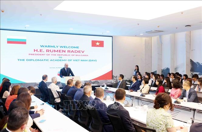 Tổng thống Bulgaria thăm và nói chuyện với sinh viên Học viện Ngoại giao
