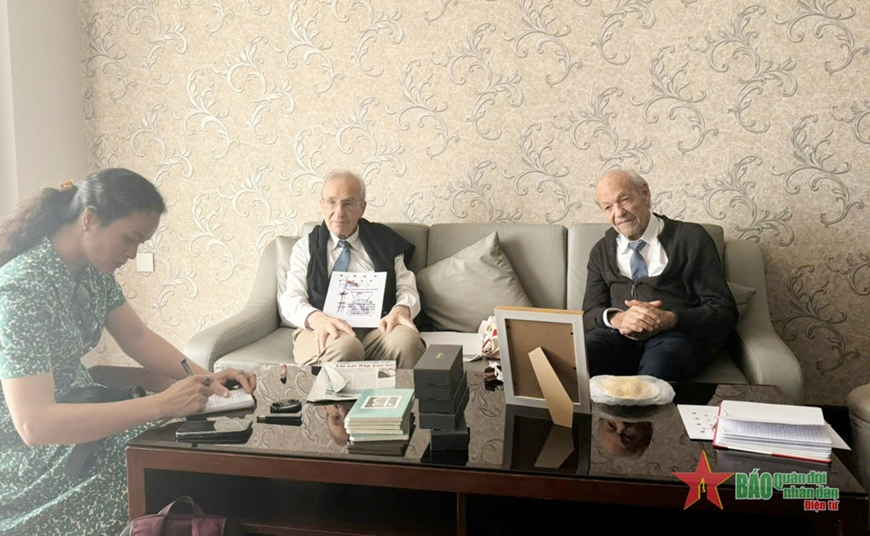 Hành trình của lá cờ đặc biệt - Bài 3: Phá vỡ bức tường im lặng