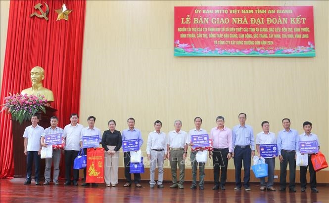 An Giang: Bàn giao 145 nhà Đại đoàn kết tặng hộ nghèo