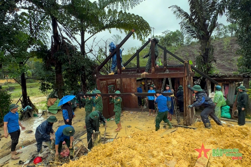 Bộ đội Biên phòng tỉnh Thừa Thiên Huế hỗ trợ gia đình bị sạt lở đất khắc phục hậu quả