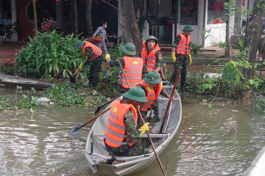 Quân khu 4: 250 cán bộ, chiến sĩ Sư đoàn 968 giúp dân vùng lũ Thừa Thiên Huế