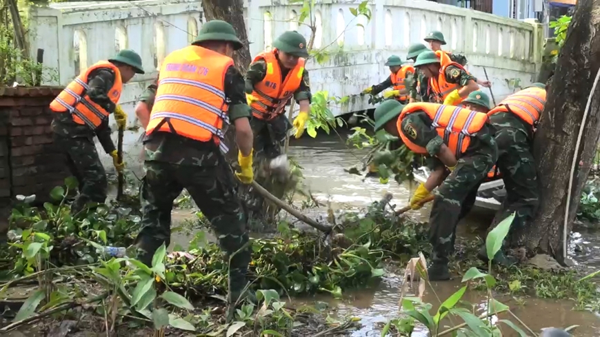 Quân khu 4: 250 cán bộ, chiến sĩ Sư đoàn 968 giúp dân vùng lũ Thừa Thiên Huế