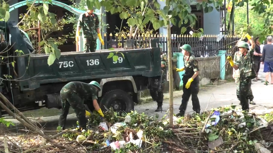 Quân khu 4: 250 cán bộ, chiến sĩ Sư đoàn 968 giúp dân vùng lũ Thừa Thiên Huế