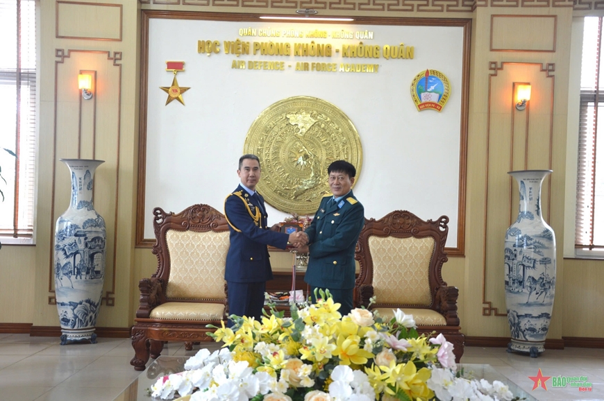 Đoàn Tùy viên Không quân Thái Lan thăm và làm việc tại Học viện Phòng không - Không quân