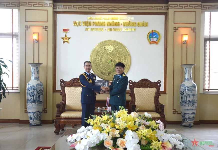 Đoàn Tùy viên Không quân Thái Lan thăm và làm việc tại Học viện Phòng không - Không quân