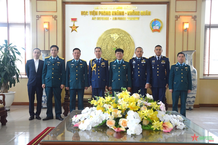 Đoàn Tùy viên Không quân Thái Lan thăm và làm việc tại Học viện Phòng không - Không quân