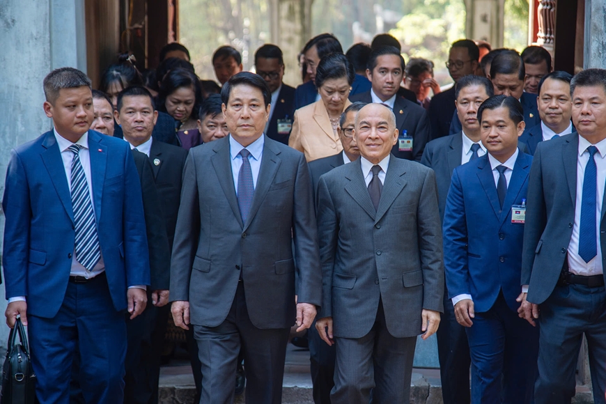 Chủ tịch nước Lương Cường cùng Quốc vương Campuchia Norodom Sihamoni thăm và thưởng trà tại Văn Miếu-Quốc Tử Giám