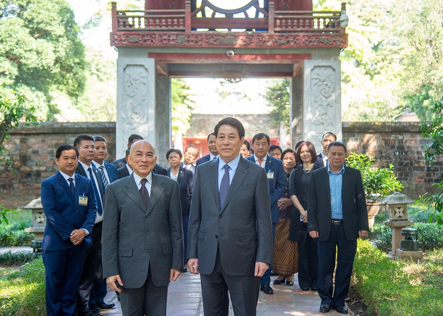 Chủ tịch nước Lương Cường cùng Quốc vương Campuchia Norodom Sihamoni thăm và thưởng trà tại Văn Miếu-Quốc Tử Giám