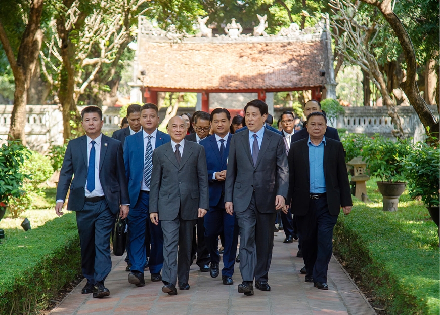 Chủ tịch nước Lương Cường cùng Quốc vương Campuchia Norodom Sihamoni thăm và thưởng trà tại Văn Miếu-Quốc Tử Giám