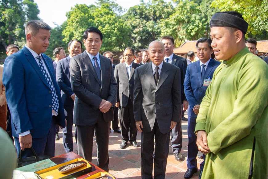 Chủ tịch nước Lương Cường cùng Quốc vương Campuchia Norodom Sihamoni thăm và thưởng trà tại Văn Miếu-Quốc Tử Giám
