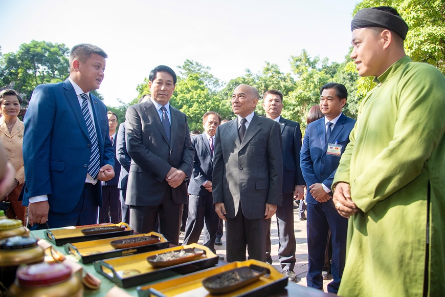 Chủ tịch nước Lương Cường cùng Quốc vương Campuchia Norodom Sihamoni thăm và thưởng trà tại Văn Miếu-Quốc Tử Giám