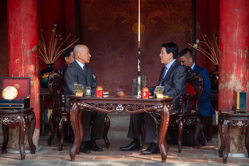 Chủ tịch nước Lương Cường cùng Quốc vương Campuchia Norodom Sihamoni thăm và thưởng trà tại Văn Miếu-Quốc Tử Giám