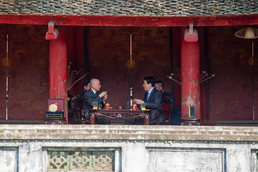 Chủ tịch nước Lương Cường cùng Quốc vương Campuchia Norodom Sihamoni thăm và thưởng trà tại Văn Miếu-Quốc Tử Giám