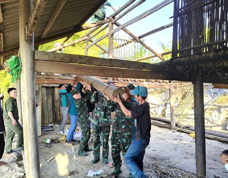Ban CHQS huyện Mèo Vạc (Hà Giang) chung tay giúp hộ nghèo xóa nhà tạm, nhà dột nát