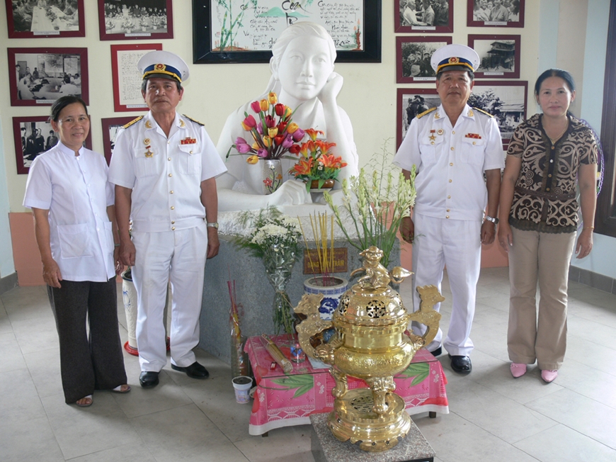 Bác sĩ Đặng Thùy Trâm với thủy thủ tàu không số