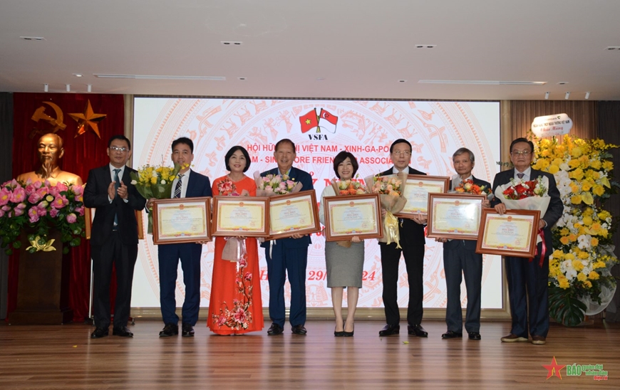 Hội Hữu nghị Việt Nam-Singapore đón nhận Bằng khen của Thủ tướng Chính phủ
