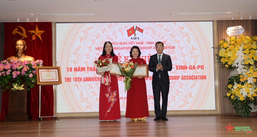 Hội Hữu nghị Việt Nam-Singapore đón nhận Bằng khen của Thủ tướng Chính phủ