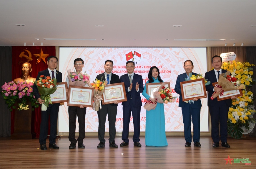Hội Hữu nghị Việt Nam-Singapore đón nhận Bằng khen của Thủ tướng Chính phủ