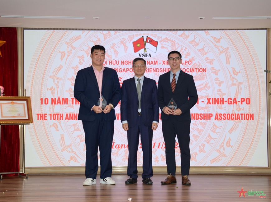 Hội Hữu nghị Việt Nam-Singapore đón nhận Bằng khen của Thủ tướng Chính phủ