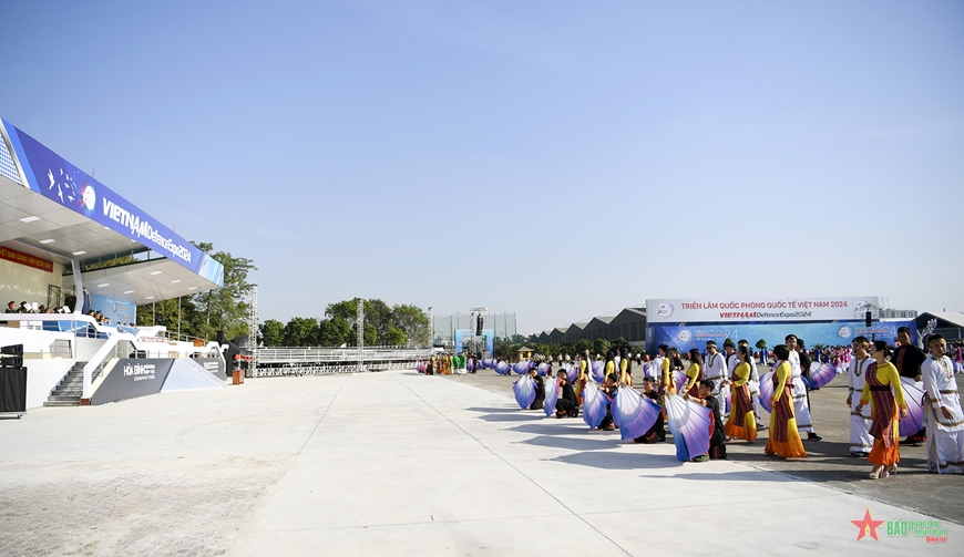 Hợp luyện chuẩn bị cho lễ khai mạc Triển lãm Quốc phòng Quốc tế Việt Nam 2024