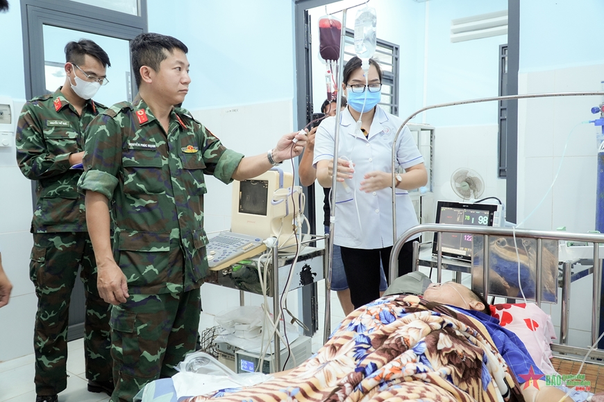Bệnh viện Quân y 175 phối hợp bay cấp cứu đưa bệnh nhân từ đảo Thổ Chu về đất liền
