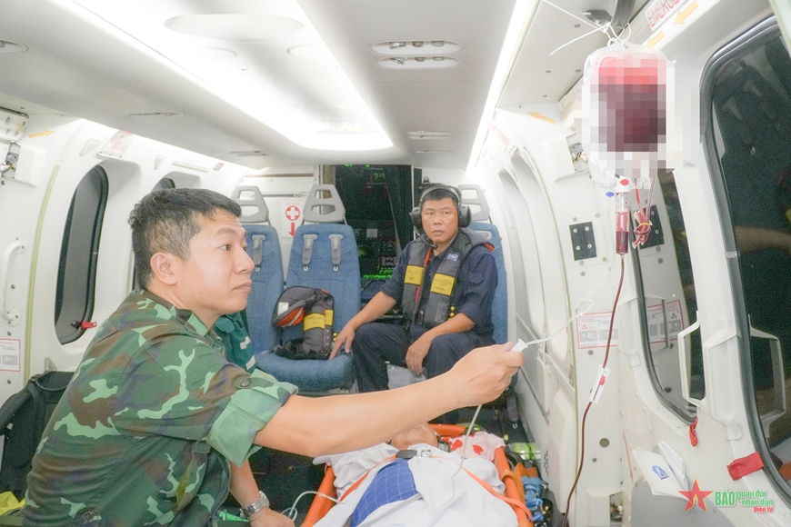 Bệnh viện Quân y 175 phối hợp bay cấp cứu đưa bệnh nhân từ đảo Thổ Chu về đất liền
