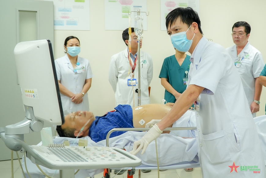 Bệnh viện Quân y 175 phối hợp bay cấp cứu đưa bệnh nhân từ đảo Thổ Chu về đất liền