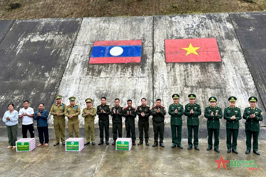 Đồn Biên phòng cửa khẩu A Đớt thăm, tặng quà Đại đội Bảo vệ Biên giới 531