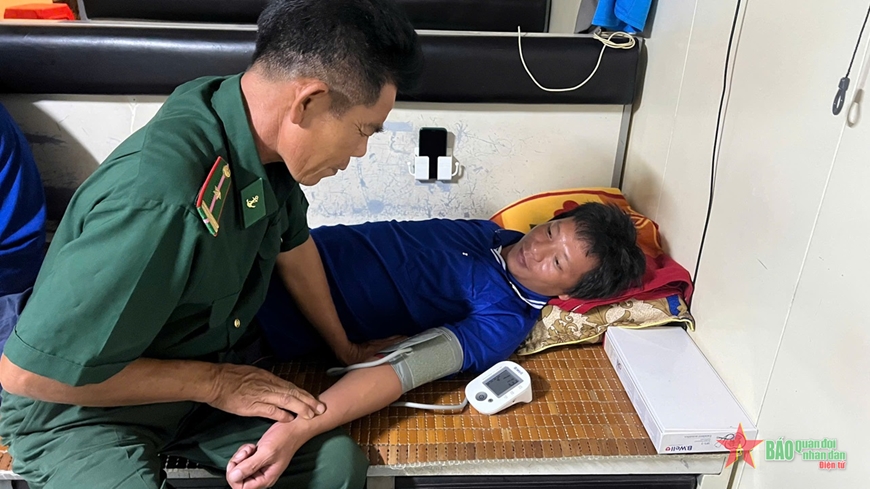 Biên phòng Kiên Giang cứu 2 thuyền viên bị nạn trên biển