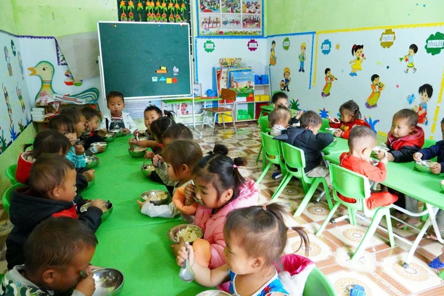 Tình yêu thương học trò của các cô giáo cắm bản
