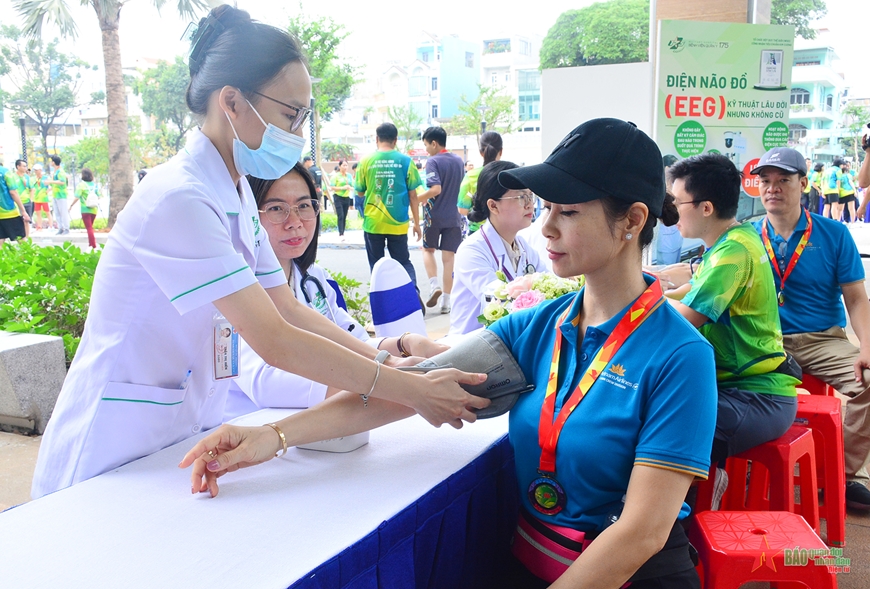 Hơn 1.000 cán bộ, nhân viên Bệnh viện Quân y 175 đi bộ đồng hành nâng cao nhận thức về bệnh đột quỵ