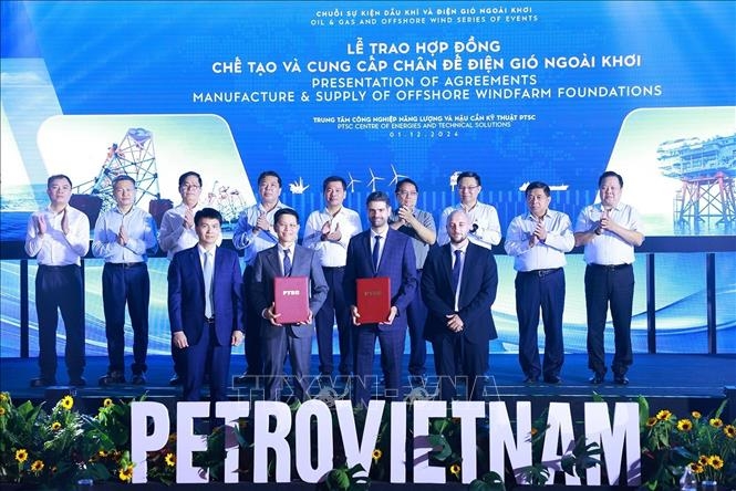 Thủ tướng Phạm Minh Chính: Nhanh chóng làm chủ công nghệ, phát triển công nghiệp năng lượng tái tạo