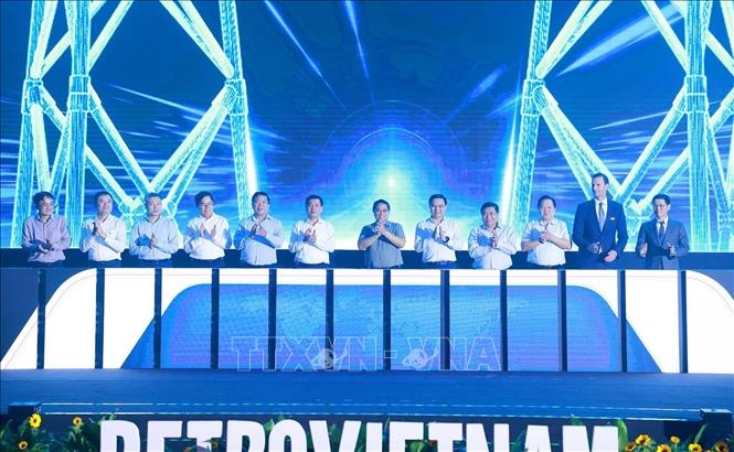 Thủ tướng Phạm Minh Chính: Nhanh chóng làm chủ công nghệ, phát triển công nghiệp năng lượng tái tạo