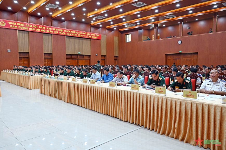 Đại tướng Phan Văn Giang dự Hội nghị toàn quốc quán triệt, triển khai tổng kết Nghị quyết số 18-NQ/TW tại điểm cầu Bộ CHQS tỉnh Bình Dương