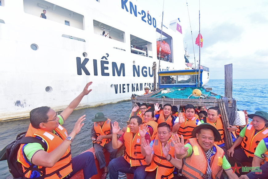 Hải trình chuyên chở nghĩa tình của tàu kiểm ngư KN-290