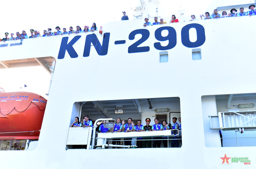 Hải trình chuyên chở nghĩa tình của tàu kiểm ngư KN-290