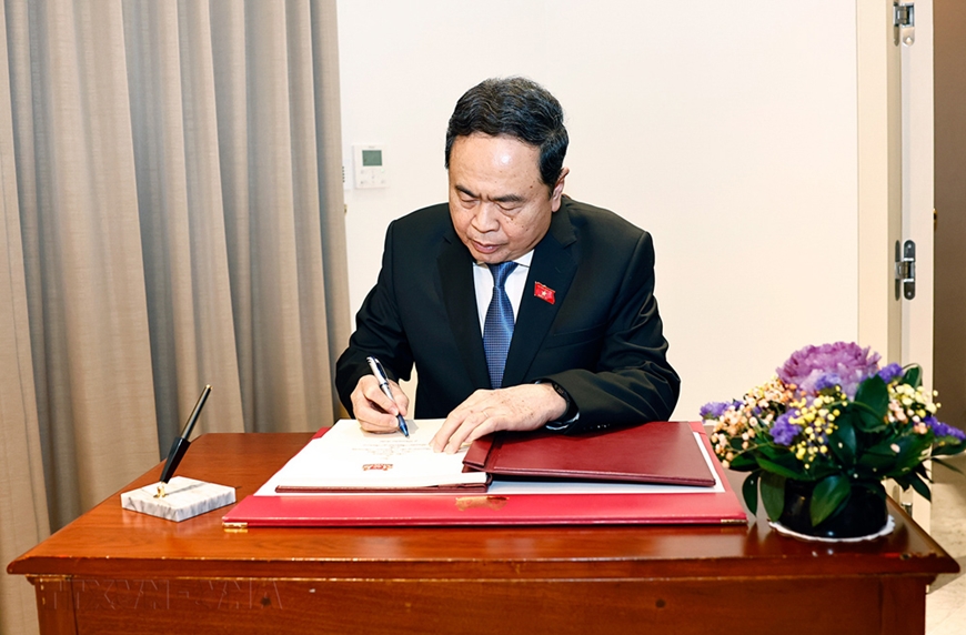 Chủ tịch Quốc hội Trần Thanh Mẫn hội kiến Thủ tướng Singapore Lawrence Wong