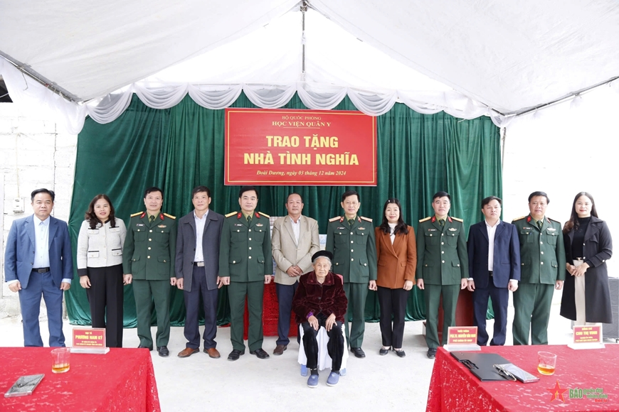 Học viện Quân y tặng quà, trao nhà tình nghĩa tại tỉnh Cao Bằng