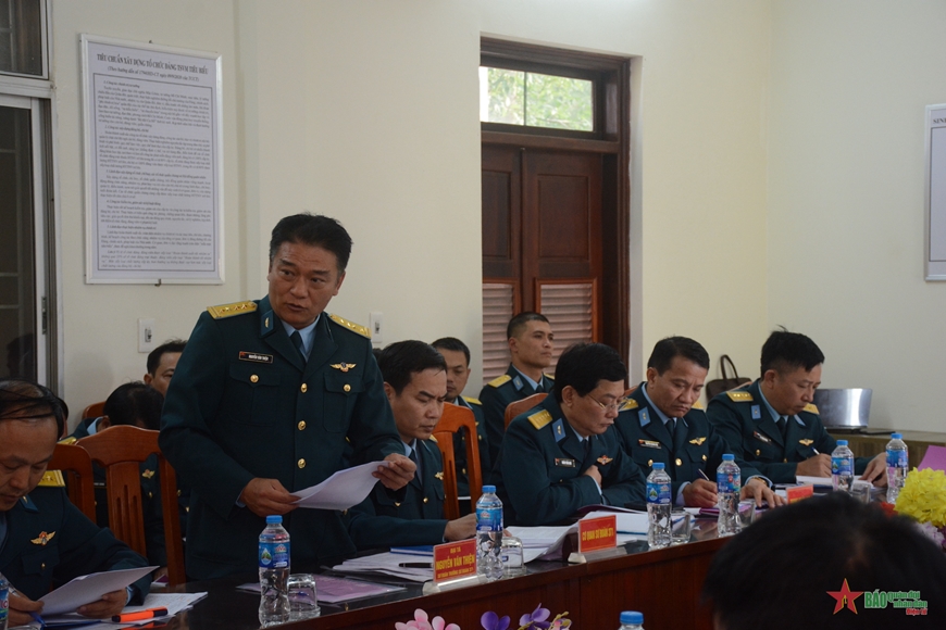 ​Thượng tướng Lê Huy Vịnh kiểm tra công tác chuẩn bị bay chào mừng Triển lãm Quốc phòng Quốc tế Việt Nam 2024