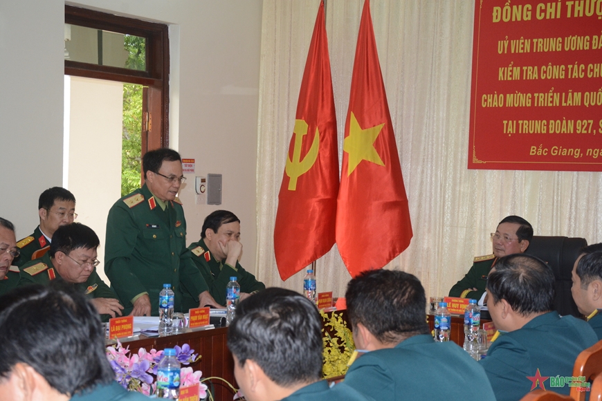 ​Thượng tướng Lê Huy Vịnh kiểm tra công tác chuẩn bị bay chào mừng Triển lãm Quốc phòng Quốc tế Việt Nam 2024