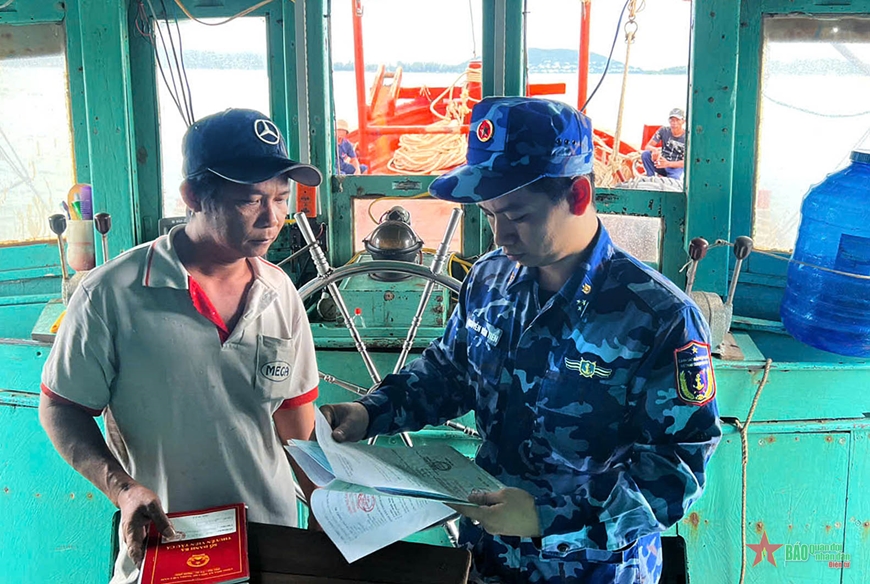 Bắt giữ tàu cá vận chuyển hàng hóa trái phép