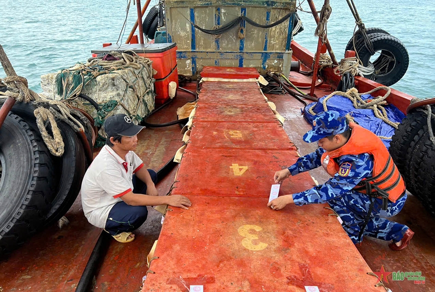 Bắt giữ tàu cá vận chuyển hàng hóa trái phép